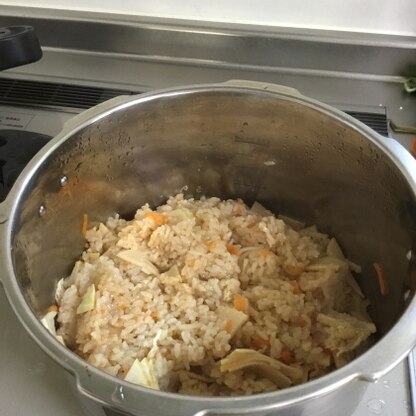 圧力鍋で炊きました。炊き込みご飯の素が無くても美味しく出来ました。ありがとうございました。